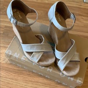 Silver metallic linen strapped wedge